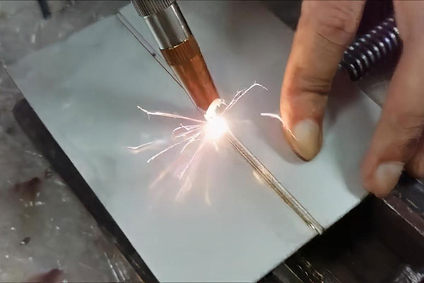 手持式激光焊接機(jī)與傳統(tǒng)焊接機(jī)比有什么優(yōu)勢(shì)？